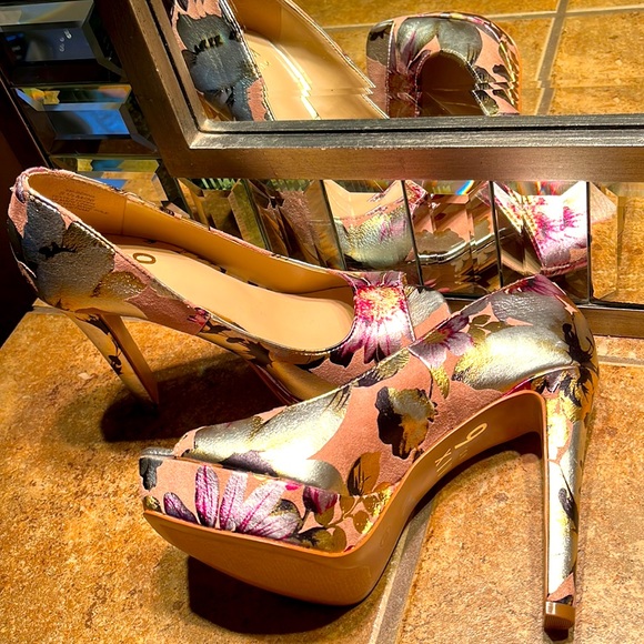 NWOT Floral Platform Heels - Picture 5 of 7